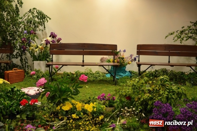 Zdjęcie w galerii na portalu naszraciborz.pl: Bukiety z kwiatów, wierszy, piosenek i życzeń dla Mamy i Taty - program rozrywkowy z okazji Dnia Matki i Ojca na zamku wiadomości z regionu