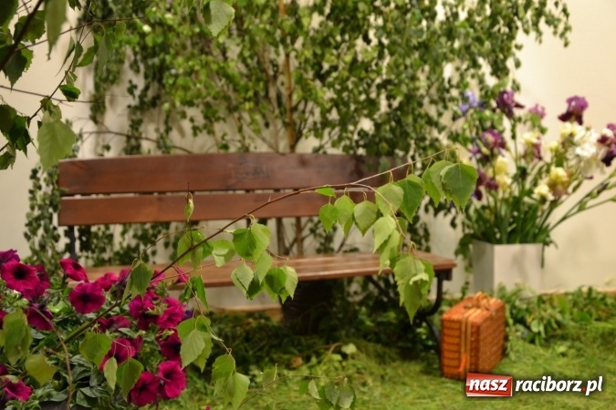 Zdjęcie w galerii na portalu naszraciborz.pl: Bukiety z kwiatów, wierszy, piosenek i życzeń dla Mamy i Taty - program rozrywkowy z okazji Dnia Matki i Ojca na zamku wiadomości z regionu