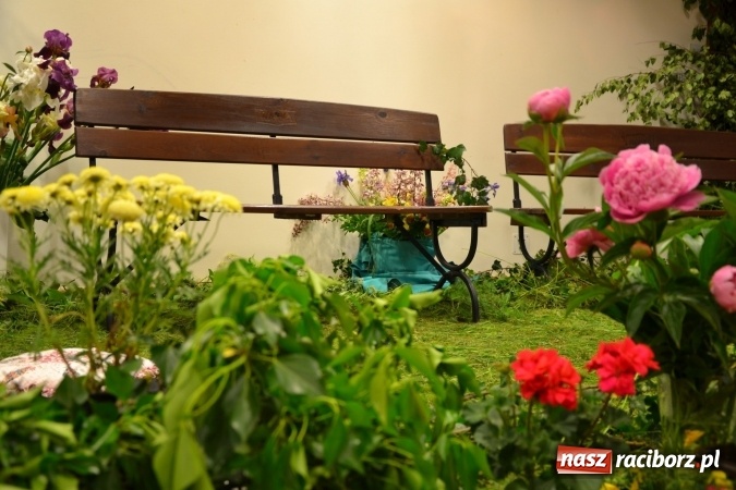 Zdjęcie w galerii na portalu naszraciborz.pl: Bukiety z kwiatów, wierszy, piosenek i życzeń dla Mamy i Taty - program rozrywkowy z okazji Dnia Matki i Ojca na zamku wiadomości z regionu