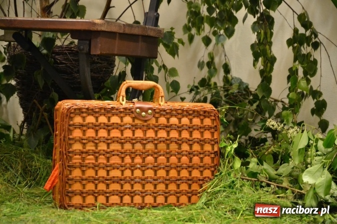 Zdjęcie w galerii na portalu naszraciborz.pl: Bukiety z kwiatów, wierszy, piosenek i życzeń dla Mamy i Taty - program rozrywkowy z okazji Dnia Matki i Ojca na zamku wiadomości z regionu