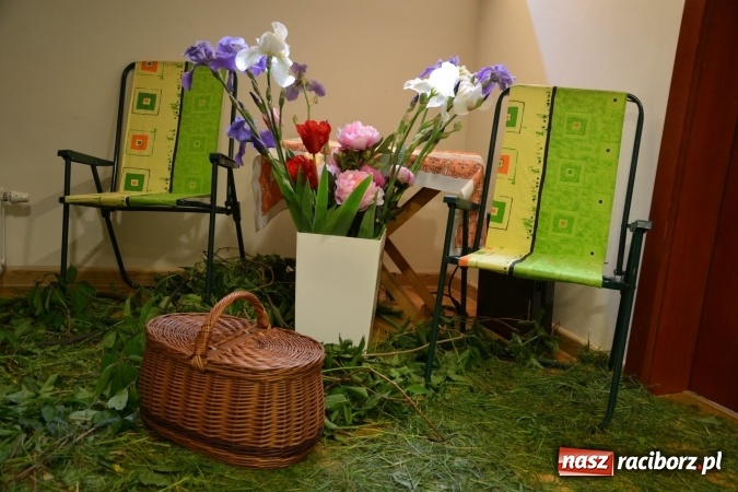 Zdjęcie w galerii na portalu naszraciborz.pl: Bukiety z kwiatów, wierszy, piosenek i życzeń dla Mamy i Taty - program rozrywkowy z okazji Dnia Matki i Ojca na zamku wiadomości z regionu