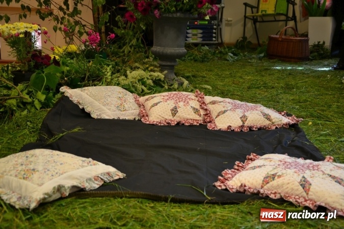 Zdjęcie w galerii na portalu naszraciborz.pl: Bukiety z kwiatów, wierszy, piosenek i życzeń dla Mamy i Taty - program rozrywkowy z okazji Dnia Matki i Ojca na zamku wiadomości z regionu