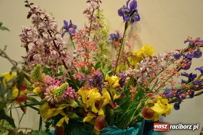 Zdjęcie w galerii na portalu naszraciborz.pl: Bukiety z kwiatów, wierszy, piosenek i życzeń dla Mamy i Taty - program rozrywkowy z okazji Dnia Matki i Ojca na zamku wiadomości z regionu