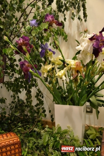 Zdjęcie w galerii na portalu naszraciborz.pl: Bukiety z kwiatów, wierszy, piosenek i życzeń dla Mamy i Taty - program rozrywkowy z okazji Dnia Matki i Ojca na zamku wiadomości z regionu