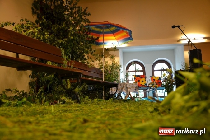 Zdjęcie w galerii na portalu naszraciborz.pl: Bukiety z kwiatów, wierszy, piosenek i życzeń dla Mamy i Taty - program rozrywkowy z okazji Dnia Matki i Ojca na zamku wiadomości z regionu