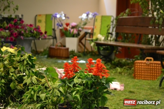 Zdjęcie w galerii na portalu naszraciborz.pl: Bukiety z kwiatów, wierszy, piosenek i życzeń dla Mamy i Taty - program rozrywkowy z okazji Dnia Matki i Ojca na zamku wiadomości z regionu