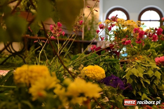 Zdjęcie w galerii na portalu naszraciborz.pl: Bukiety z kwiatów, wierszy, piosenek i życzeń dla Mamy i Taty - program rozrywkowy z okazji Dnia Matki i Ojca na zamku wiadomości z regionu