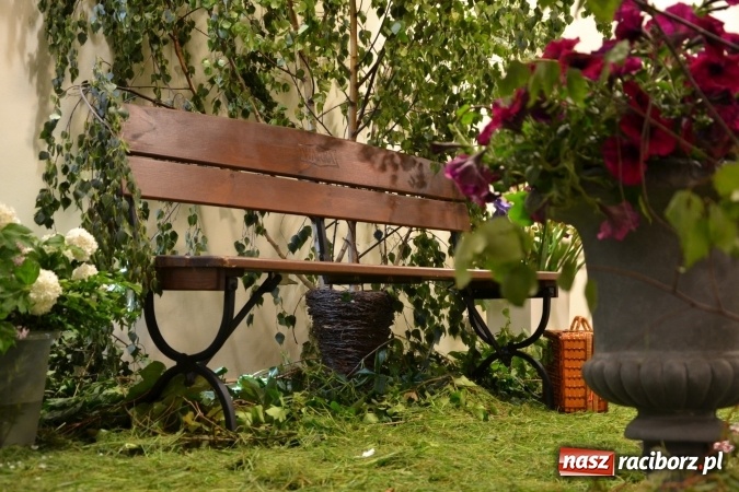 Zdjęcie w galerii na portalu naszraciborz.pl: Bukiety z kwiatów, wierszy, piosenek i życzeń dla Mamy i Taty - program rozrywkowy z okazji Dnia Matki i Ojca na zamku wiadomości z regionu