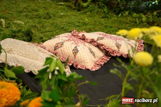 Zdjęcie w galerii na portalu naszraciborz.pl: Bukiety z kwiatów, wierszy, piosenek i życzeń dla Mamy i Taty - program rozrywkowy z okazji Dnia Matki i Ojca na zamku wiadomości z regionu