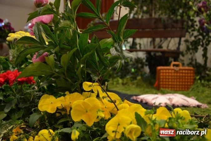 Zdjęcie w galerii na portalu naszraciborz.pl: Bukiety z kwiatów, wierszy, piosenek i życzeń dla Mamy i Taty - program rozrywkowy z okazji Dnia Matki i Ojca na zamku wiadomości z regionu