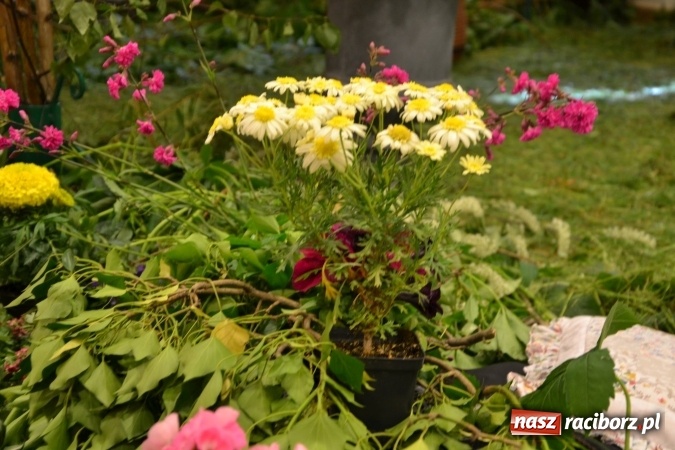 Zdjęcie w galerii na portalu naszraciborz.pl: Bukiety z kwiatów, wierszy, piosenek i życzeń dla Mamy i Taty - program rozrywkowy z okazji Dnia Matki i Ojca na zamku wiadomości z regionu