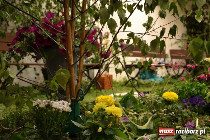 Zdjęcie w galerii na portalu naszraciborz.pl: Bukiety z kwiatów, wierszy, piosenek i życzeń dla Mamy i Taty - program rozrywkowy z okazji Dnia Matki i Ojca na zamku wiadomości z regionu