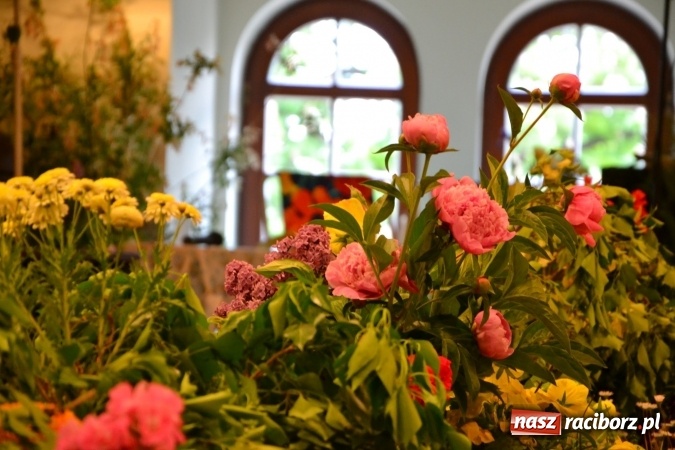 Zdjęcie w galerii na portalu naszraciborz.pl: Bukiety z kwiatów, wierszy, piosenek i życzeń dla Mamy i Taty - program rozrywkowy z okazji Dnia Matki i Ojca na zamku wiadomości z regionu