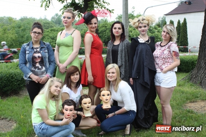 Zdjęcie w galerii na portalu naszraciborz.pl: Uczennice CKZiU nr 1 walczyły o tytuł Mistrza upięcia wiadomości z regionu