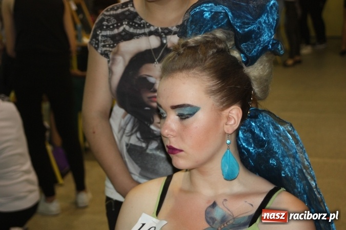 Zdjęcie w galerii na portalu naszraciborz.pl: Uczennice CKZiU nr 1 walczyły o tytuł Mistrza upięcia wiadomości z regionu