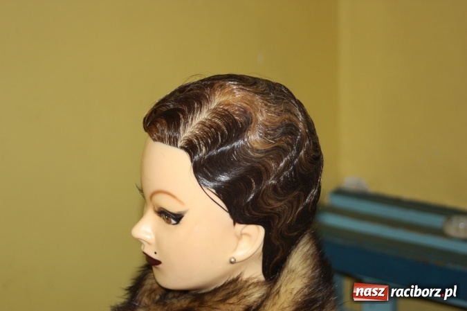 Zdjęcie w galerii na portalu naszraciborz.pl: Uczennice CKZiU nr 1 walczyły o tytuł Mistrza upięcia wiadomości z regionu