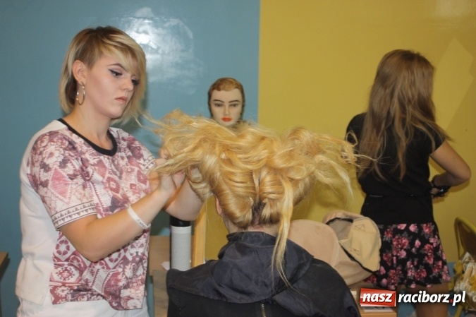 Zdjęcie w galerii na portalu naszraciborz.pl: Uczennice CKZiU nr 1 walczyły o tytuł Mistrza upięcia wiadomości z regionu