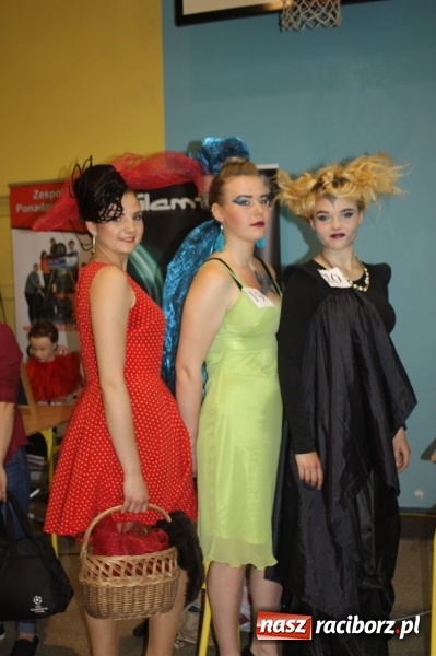 Zdjęcie w galerii na portalu naszraciborz.pl: Uczennice CKZiU nr 1 walczyły o tytuł Mistrza upięcia wiadomości z regionu