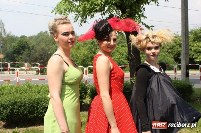 Zdjęcie w galerii na portalu naszraciborz.pl: Uczennice CKZiU nr 1 walczyły o tytuł Mistrza upięcia wiadomości z regionu