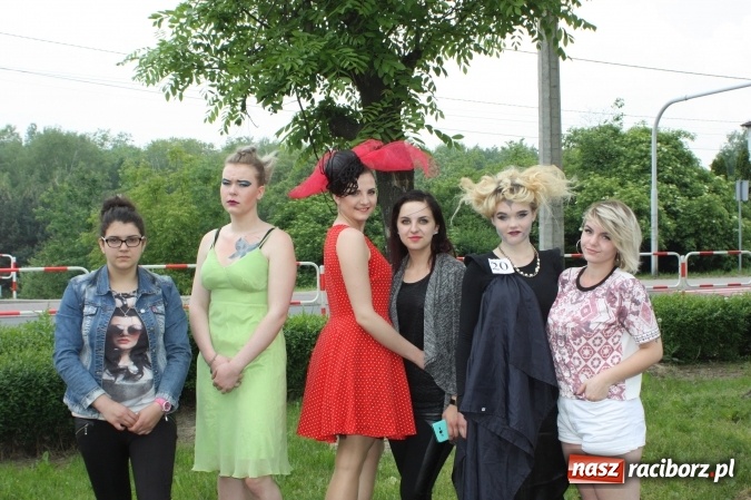 Zdjęcie w galerii na portalu naszraciborz.pl: Uczennice CKZiU nr 1 walczyły o tytuł Mistrza upięcia wiadomości z regionu