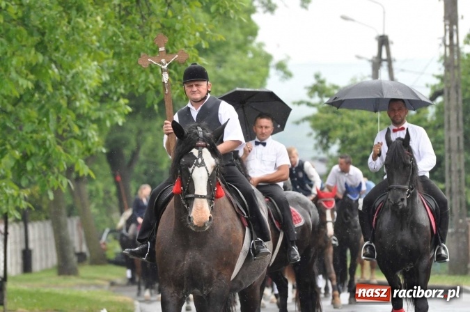 Zdjęcie w galerii na portalu naszraciborz.pl: Brzezie idzie w procesji na św. Urbana wiadomości z regionu