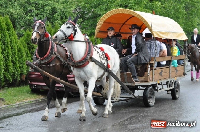 Zdjęcie w galerii na portalu naszraciborz.pl: Brzezie idzie w procesji na św. Urbana wiadomości z regionu