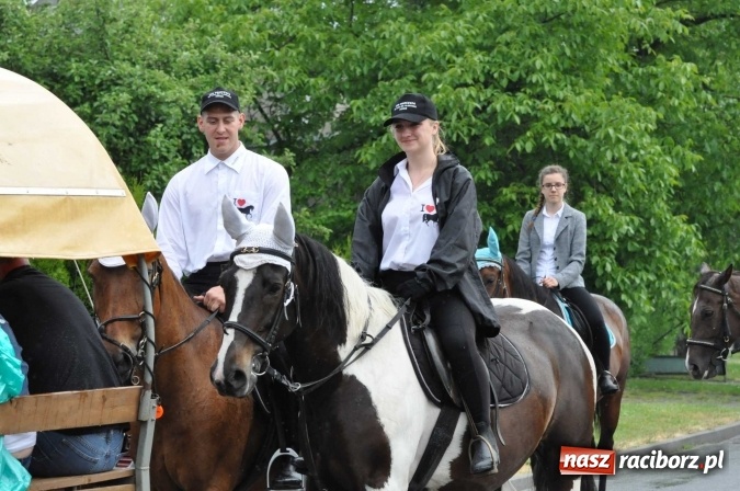 Zdjęcie w galerii na portalu naszraciborz.pl: Brzezie idzie w procesji na św. Urbana wiadomości z regionu