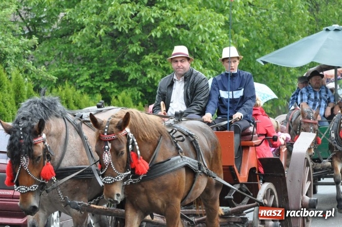 Zdjęcie w galerii na portalu naszraciborz.pl: Brzezie idzie w procesji na św. Urbana wiadomości z regionu