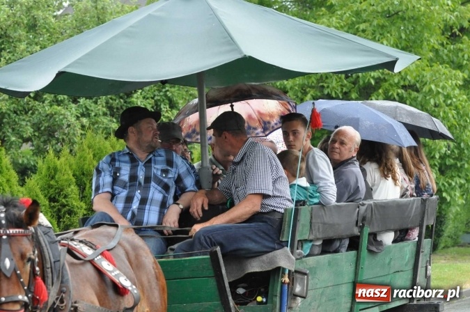 Zdjęcie w galerii na portalu naszraciborz.pl: Brzezie idzie w procesji na św. Urbana wiadomości z regionu