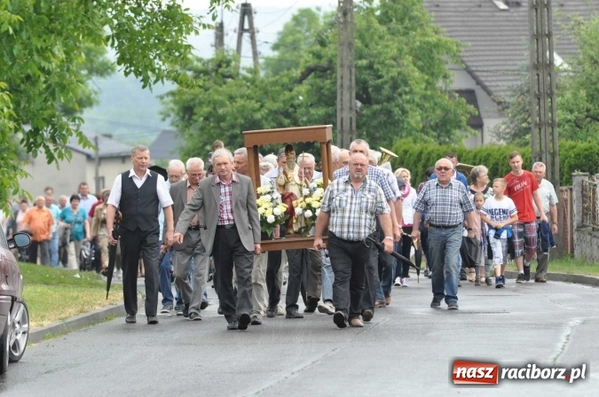 Zdjęcie w galerii na portalu naszraciborz.pl: Brzezie idzie w procesji na św. Urbana wiadomości z regionu