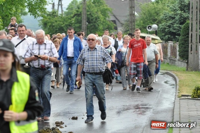 Zdjęcie w galerii na portalu naszraciborz.pl: Brzezie idzie w procesji na św. Urbana wiadomości z regionu