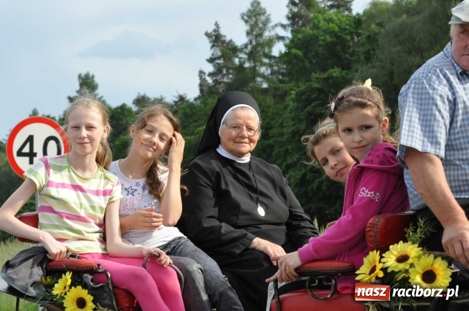 Zdjęcie w galerii na portalu naszraciborz.pl: Brzezie idzie w procesji na św. Urbana wiadomości z regionu