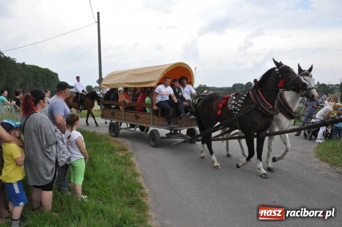 Zdjęcie w galerii na portalu naszraciborz.pl: Brzezie idzie w procesji na św. Urbana wiadomości z regionu