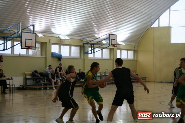 Zdjęcie w galerii na portalu naszraciborz.pl: IV kolejka Amatorskiej Ligi Koszykówki wiadomości z regionu