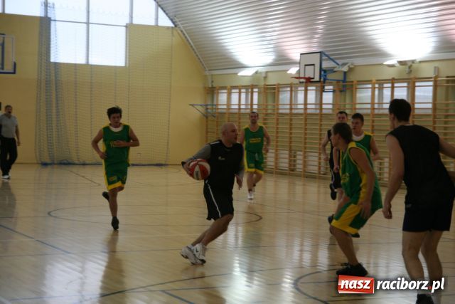 Zdjęcie w galerii na portalu naszraciborz.pl: IV kolejka Amatorskiej Ligi Koszykówki wiadomości z regionu
