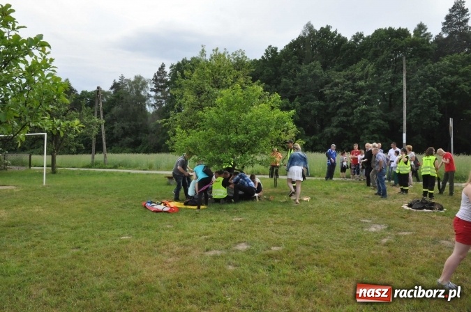 Zdjęcie w galerii na portalu naszraciborz.pl: Wypadek podczas procesji w Brzeziu. Jeździec na koniu potrącił starszą kobietę wiadomości z regionu