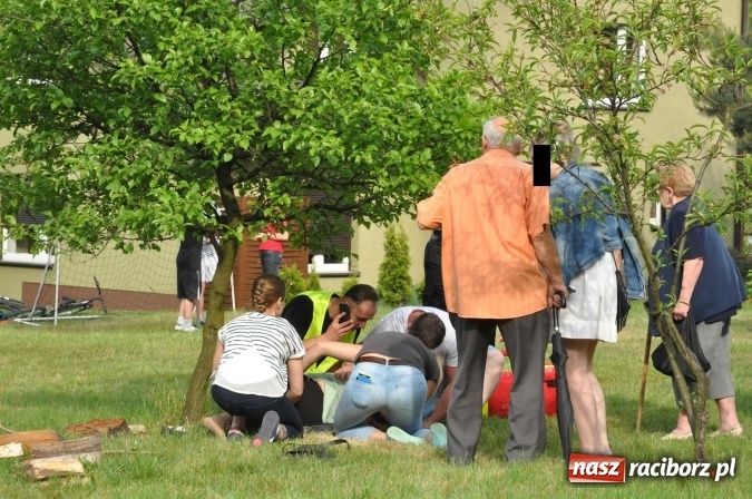 Zdjęcie w galerii na portalu naszraciborz.pl: Wypadek podczas procesji w Brzeziu. Jeździec na koniu potrącił starszą kobietę wiadomości z regionu