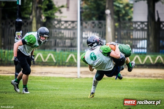 Zdjęcie w galerii na portalu naszraciborz.pl: Futbol amerykański: wyrównane spotkanie przy Wyszyńskiego wiadomości z regionu