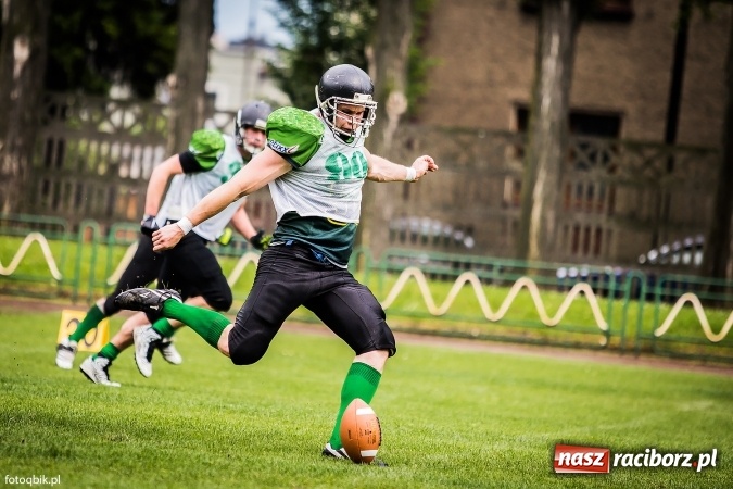 Zdjęcie w galerii na portalu naszraciborz.pl: Futbol amerykański: wyrównane spotkanie przy Wyszyńskiego wiadomości z regionu