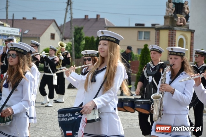 Zdjęcie w galerii na portalu naszraciborz.pl: Parada marszowa i koncert z muzyką filmową i rockową w parku przy pałacu Lichnowskich wiadomości z regionu