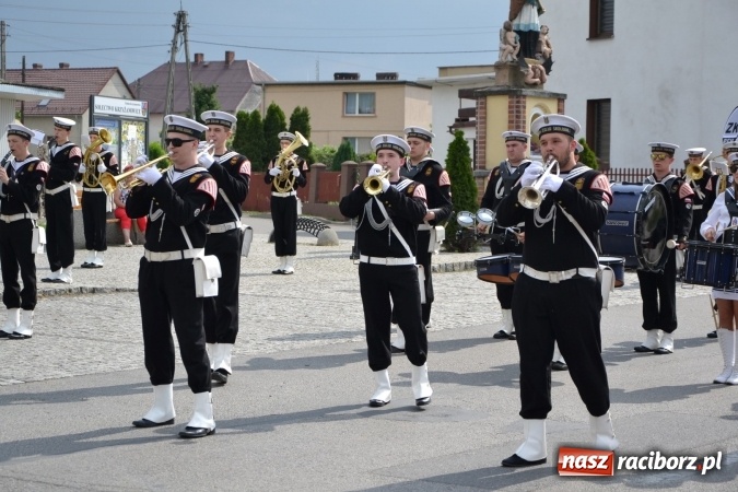 Zdjęcie w galerii na portalu naszraciborz.pl: Parada marszowa i koncert z muzyką filmową i rockową w parku przy pałacu Lichnowskich wiadomości z regionu