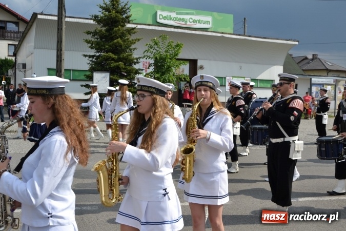 Zdjęcie w galerii na portalu naszraciborz.pl: Parada marszowa i koncert z muzyką filmową i rockową w parku przy pałacu Lichnowskich wiadomości z regionu