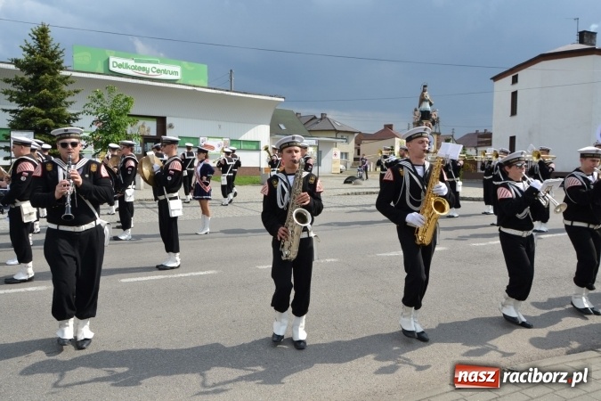 Zdjęcie w galerii na portalu naszraciborz.pl: Parada marszowa i koncert z muzyką filmową i rockową w parku przy pałacu Lichnowskich wiadomości z regionu