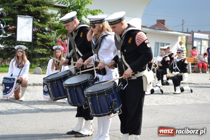 Zdjęcie w galerii na portalu naszraciborz.pl: Parada marszowa i koncert z muzyką filmową i rockową w parku przy pałacu Lichnowskich wiadomości z regionu