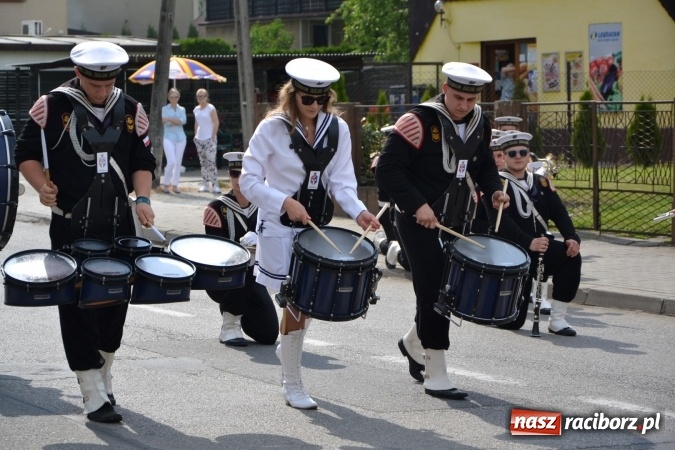 Zdjęcie w galerii na portalu naszraciborz.pl: Parada marszowa i koncert z muzyką filmową i rockową w parku przy pałacu Lichnowskich wiadomości z regionu