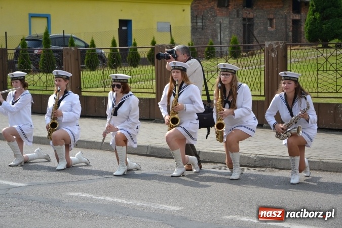 Zdjęcie w galerii na portalu naszraciborz.pl: Parada marszowa i koncert z muzyką filmową i rockową w parku przy pałacu Lichnowskich wiadomości z regionu