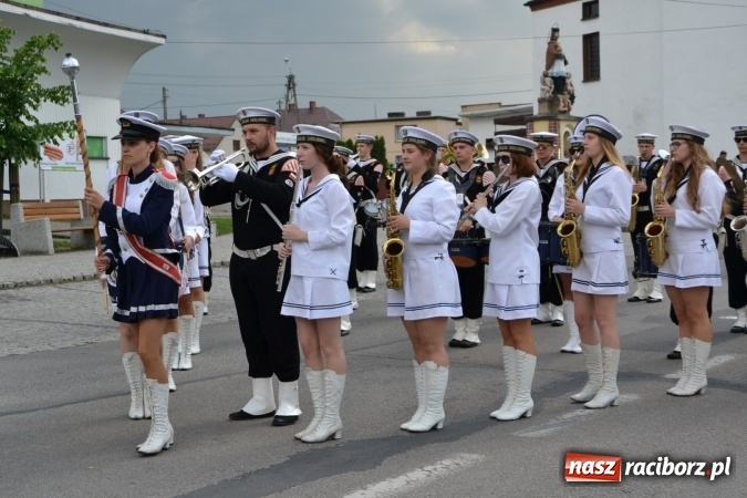 Zdjęcie w galerii na portalu naszraciborz.pl: Parada marszowa i koncert z muzyką filmową i rockową w parku przy pałacu Lichnowskich wiadomości z regionu