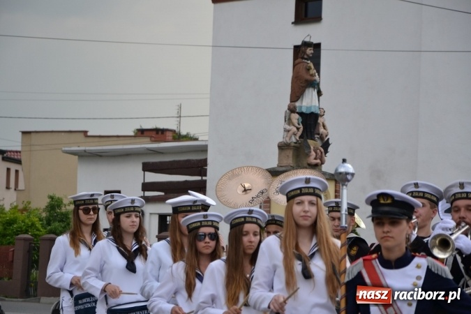 Zdjęcie w galerii na portalu naszraciborz.pl: Parada marszowa i koncert z muzyką filmową i rockową w parku przy pałacu Lichnowskich wiadomości z regionu