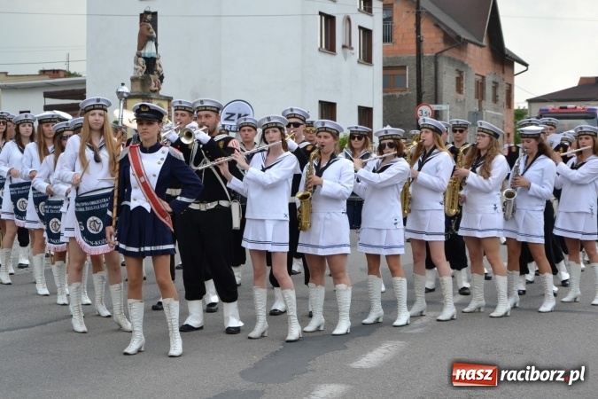 Zdjęcie w galerii na portalu naszraciborz.pl: Parada marszowa i koncert z muzyką filmową i rockową w parku przy pałacu Lichnowskich wiadomości z regionu