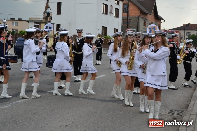 Zdjęcie w galerii na portalu naszraciborz.pl: Parada marszowa i koncert z muzyką filmową i rockową w parku przy pałacu Lichnowskich wiadomości z regionu